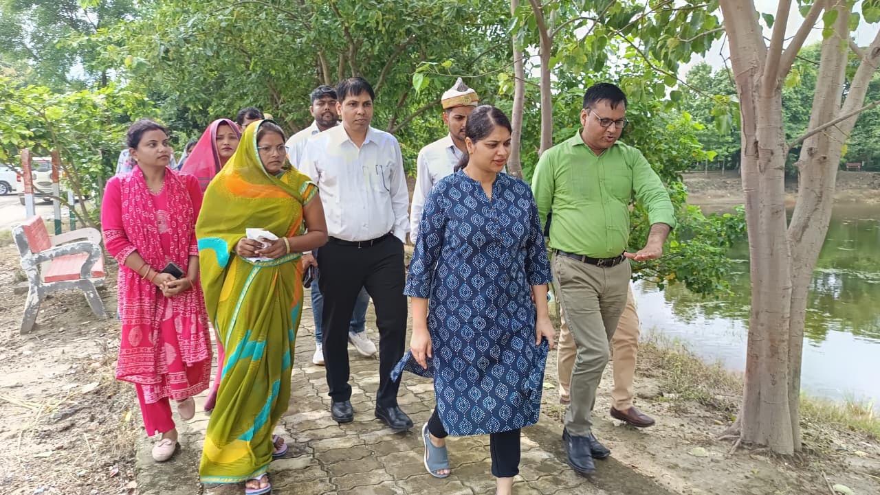 अम्बेडकरनगर के ममरेजपुर गांव में अमृत सरोवर और वृक्षारोपण स्थल का निरीक्षण करतीं जिलाधिकारी ईशा प्रिया।
