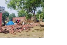 अंबेडकरनगर के सुतहरपारा गांव में राजस्व विभाग की अतिक्रमण हटाने की कार्रवाई का दृश्य
