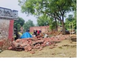 अंबेडकरनगर के सुतहरपारा गांव में राजस्व विभाग की अतिक्रमण हटाने की कार्रवाई का दृश्य