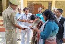 अम्बेडकरनगर में ईवीएम-वीवीपैट वेयरहाउस की सुरक्षा व्यवस्था का निरीक्षण करतीं जिलाधिकारी ईशा प्रिया।