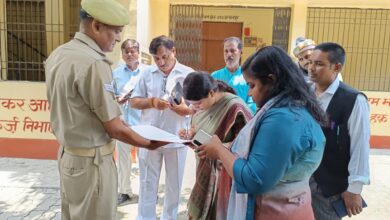 अम्बेडकरनगर में ईवीएम-वीवीपैट वेयरहाउस की सुरक्षा व्यवस्था का निरीक्षण करतीं जिलाधिकारी ईशा प्रिया।
