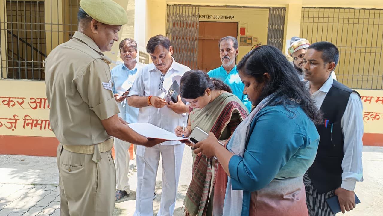 अम्बेडकरनगर में ईवीएम-वीवीपैट वेयरहाउस की सुरक्षा व्यवस्था का निरीक्षण करतीं जिलाधिकारी ईशा प्रिया।