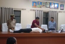 अंबेडकरनगर के आलापुर सभागार में बाढ़ आपदा से निपटने के लिए प्रशिक्षण प्राप्त करते आपदा मित्र और सिविल डिफेंस वॉलंटियर्स।