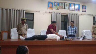 अंबेडकरनगर के आलापुर सभागार में बाढ़ आपदा से निपटने के लिए प्रशिक्षण प्राप्त करते आपदा मित्र और सिविल डिफेंस वॉलंटियर्स।