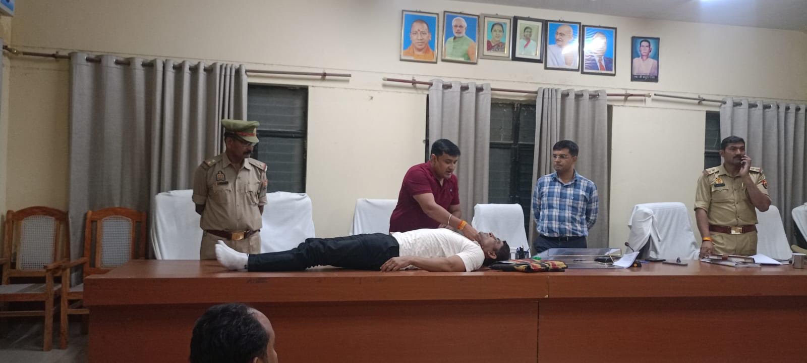 अंबेडकरनगर के आलापुर सभागार में बाढ़ आपदा से निपटने के लिए प्रशिक्षण प्राप्त करते आपदा मित्र और सिविल डिफेंस वॉलंटियर्स।