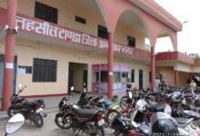 अंबेडकरनगर के बाढ़ प्रभावित क्षेत्र में राहत चौपाल के दौरान ग्रामीणों को जानकारी देते प्रशासनिक अधिकारी।