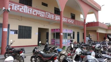 अंबेडकरनगर के बाढ़ प्रभावित क्षेत्र में राहत चौपाल के दौरान ग्रामीणों को जानकारी देते प्रशासनिक अधिकारी।