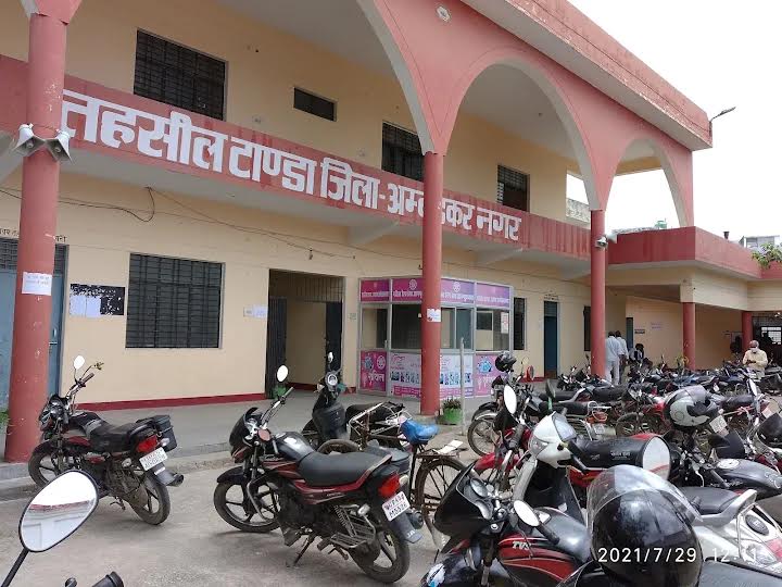 अंबेडकरनगर के बाढ़ प्रभावित क्षेत्र में राहत चौपाल के दौरान ग्रामीणों को जानकारी देते प्रशासनिक अधिकारी।