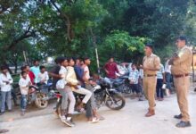अम्बेडकरनगर के मंशापुर चौराहे पर पांच सवारी बैठी बाइक की जांच करती पुलिस।