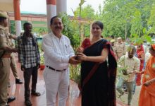 अंबेडकरनगर कलेक्ट्रेट में वृक्षारोपण अभियान के दौरान लोगों को फलदार पौधे वितरित करतीं डीएम ईशा प्रिया।