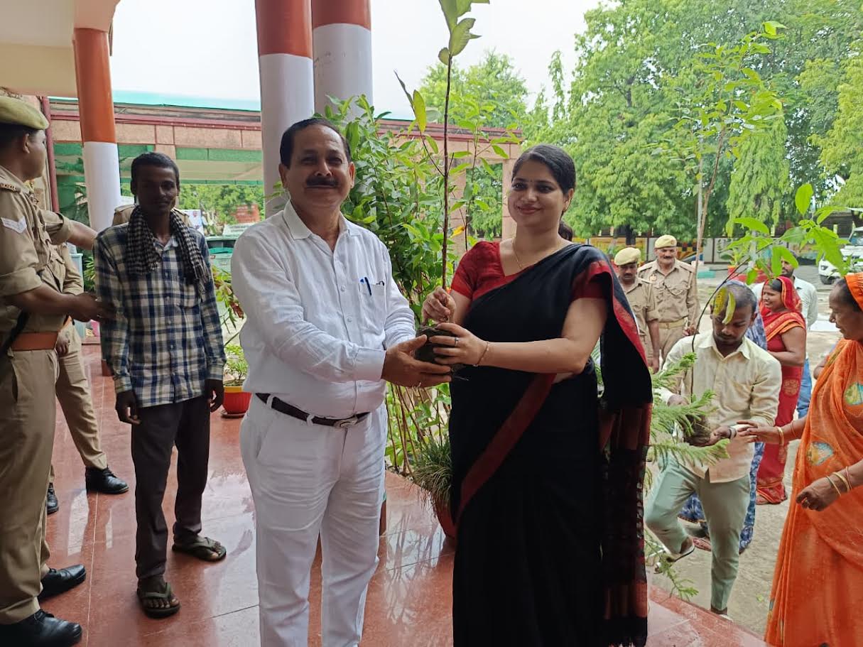 अंबेडकरनगर कलेक्ट्रेट में वृक्षारोपण अभियान के दौरान लोगों को फलदार पौधे वितरित करतीं डीएम ईशा प्रिया।