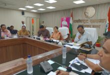 अंबेडकरनगर कलेक्ट्रेट में स्वास्थ्य विभाग के अधिकारियों के साथ स्वास्थ्य योजनाओं की समीक्षा बैठक करतीं जिलाधिकारी ईशा प्रिया।