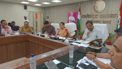 अंबेडकरनगर कलेक्ट्रेट में स्वास्थ्य विभाग के अधिकारियों के साथ स्वास्थ्य योजनाओं की समीक्षा बैठक करतीं जिलाधिकारी ईशा प्रिया।