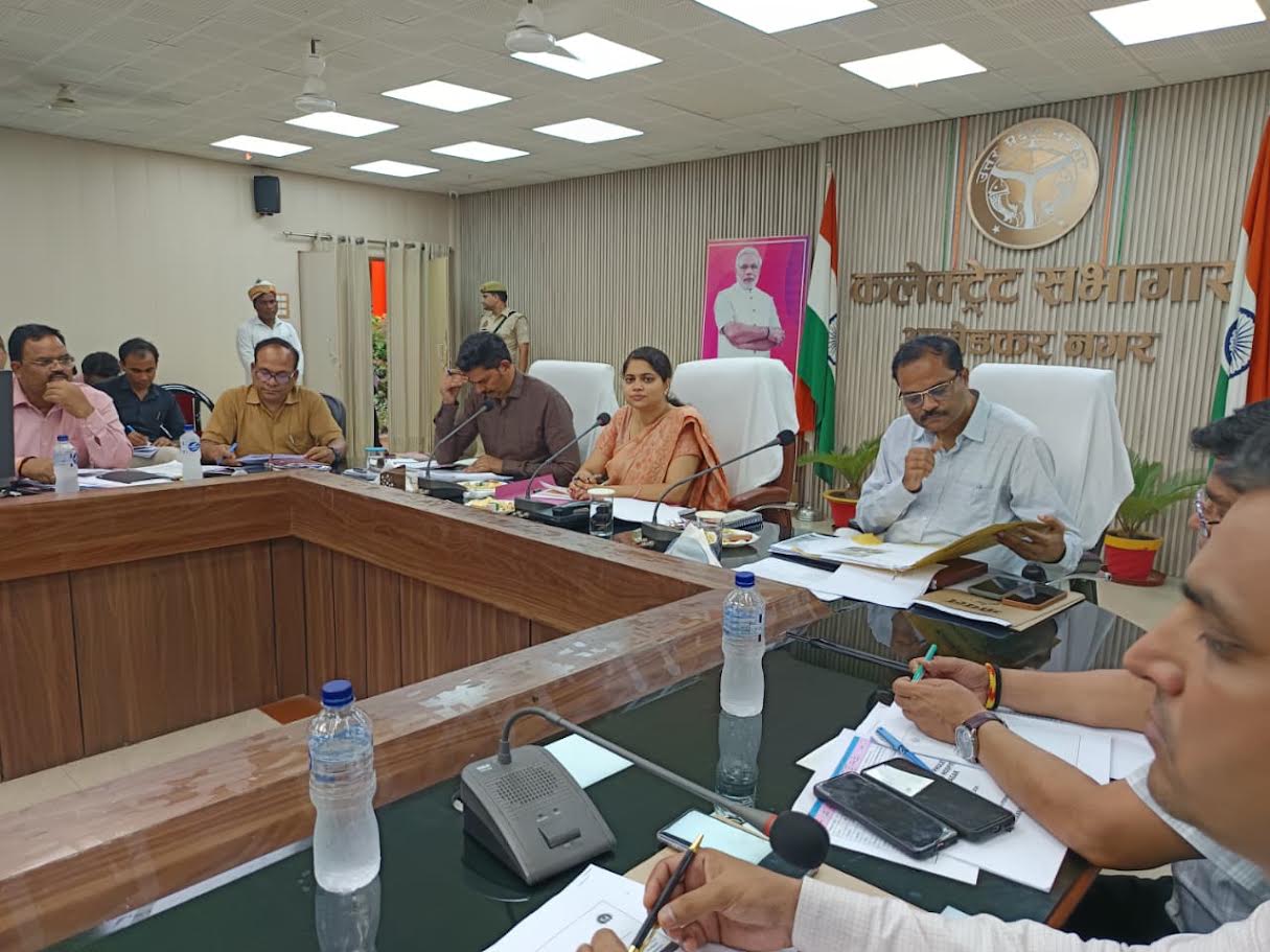 अंबेडकरनगर कलेक्ट्रेट में स्वास्थ्य विभाग के अधिकारियों के साथ स्वास्थ्य योजनाओं की समीक्षा बैठक करतीं जिलाधिकारी ईशा प्रिया।