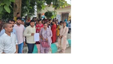 अंबेडकरनगर के जलालपुर विकासखंड में मानदेय और सुविधाओं की मांग को लेकर प्रदर्शन करते पंचायत सहायक।