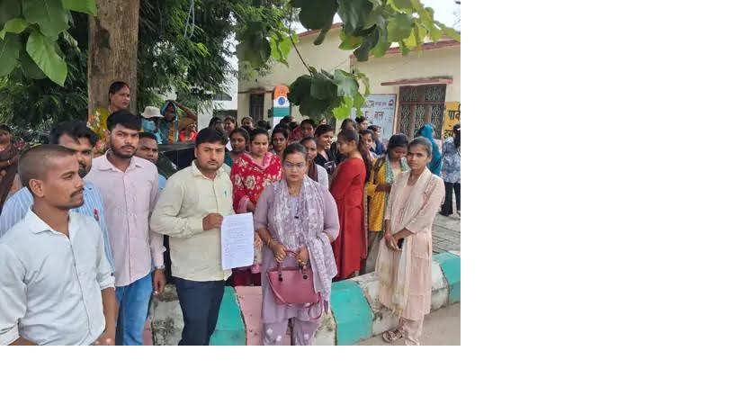 अंबेडकरनगर के जलालपुर विकासखंड में मानदेय और सुविधाओं की मांग को लेकर प्रदर्शन करते पंचायत सहायक।