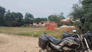 अंबेडकरनगर के आलापुर क्षेत्र में कोर्ट में विचाराधीन जमीन विवाद और निर्माण रोकने की मांग का सांकेतिक दृश्य।