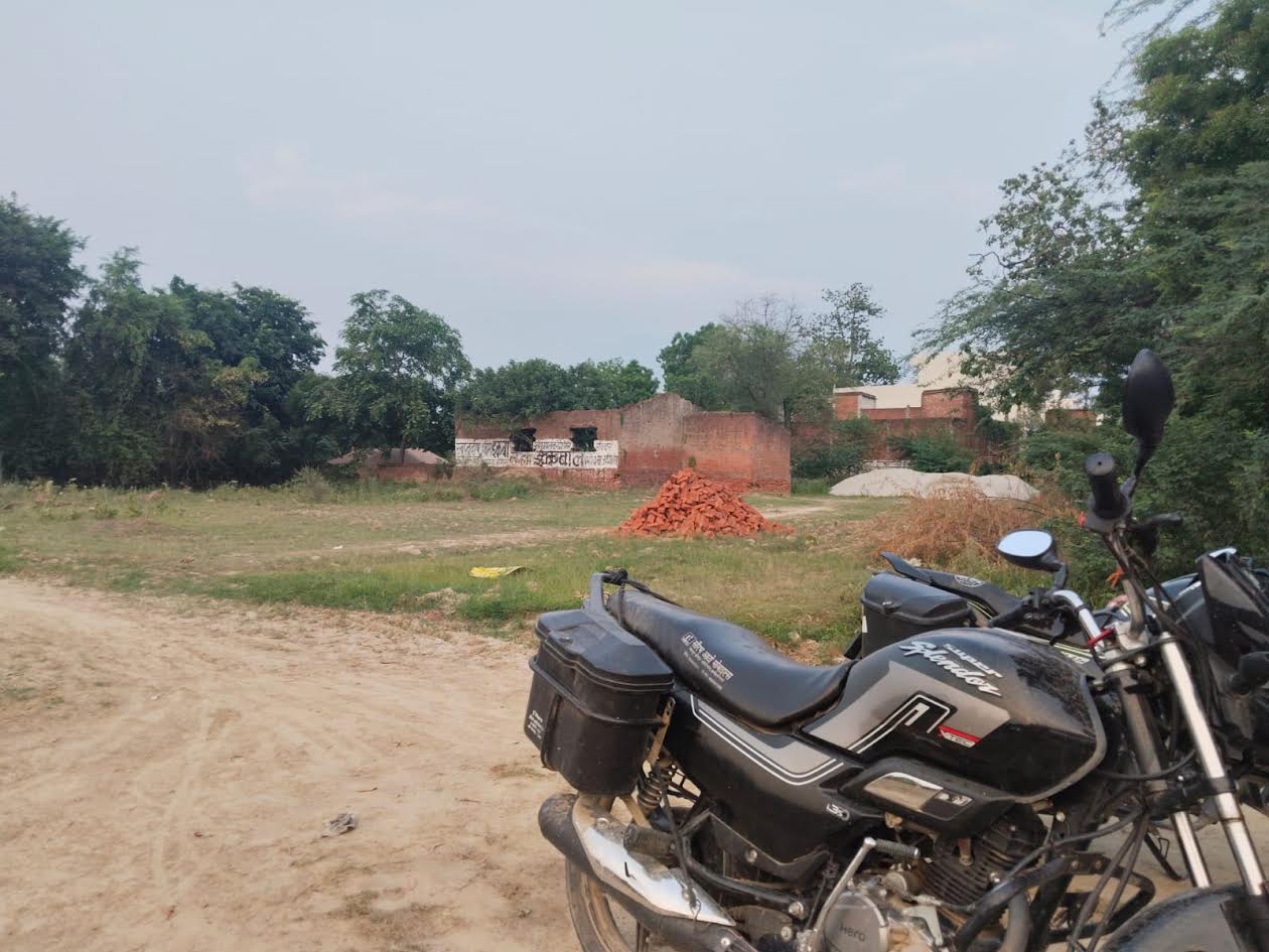 अंबेडकरनगर के आलापुर क्षेत्र में कोर्ट में विचाराधीन जमीन विवाद और निर्माण रोकने की मांग का सांकेतिक दृश्य।