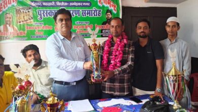 अंबेडकरनगर के किछौछा में आयोजित कबूतरबाजी प्रतियोगिता का सम्मान समारोह।