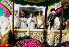 अम्बेडकरनगर के किछौछा शरीफ स्थित दरगाह पर हाजिरी देते बसपा नेता घनश्याम चंद्र खरवार।