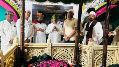अम्बेडकरनगर के किछौछा शरीफ स्थित दरगाह पर हाजिरी देते बसपा नेता घनश्याम चंद्र खरवार।