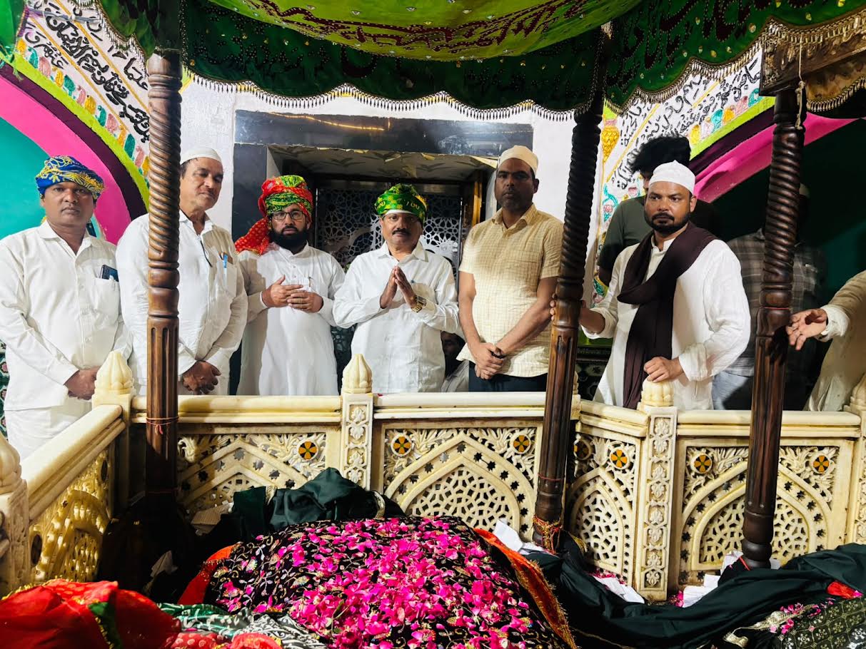 अम्बेडकरनगर के किछौछा शरीफ स्थित दरगाह पर हाजिरी देते बसपा नेता घनश्याम चंद्र खरवार।