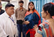 अंबेडकरनगर के जिला महिला चिकित्सालय में निरीक्षण के दौरान अधिकारियों से जानकारी लेतीं महिला आयोग अध्यक्ष डॉ. बबिता सिंह चौहान।
