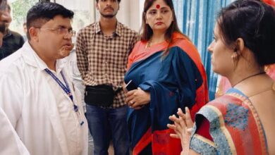 अंबेडकरनगर के जिला महिला चिकित्सालय में निरीक्षण के दौरान अधिकारियों से जानकारी लेतीं महिला आयोग अध्यक्ष डॉ. बबिता सिंह चौहान।