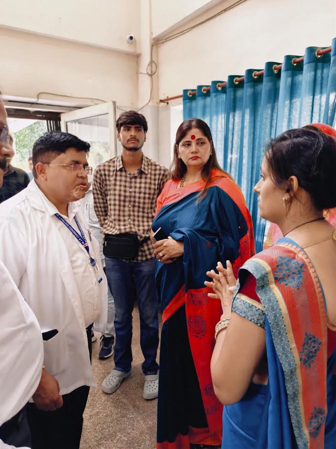 अंबेडकरनगर के जिला महिला चिकित्सालय में निरीक्षण के दौरान अधिकारियों से जानकारी लेतीं महिला आयोग अध्यक्ष डॉ. बबिता सिंह चौहान।
