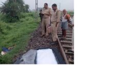 अंबेडकरनगर के मालीपुर क्षेत्र में रेलवे लाइन पर हादसे के बाद मौके पर पहुंची पुलिस टीम।