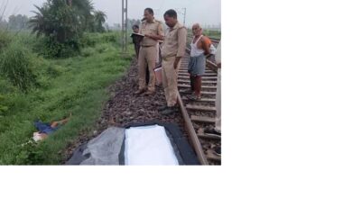 अंबेडकरनगर के मालीपुर क्षेत्र में रेलवे लाइन पर हादसे के बाद मौके पर पहुंची पुलिस टीम।