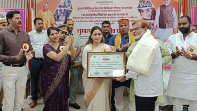 अम्बेडकरनगर में मुख्यमंत्री शिक्षक कैशलेस चिकित्सा योजना के शुभारंभ कार्यक्रम का दृश्य।