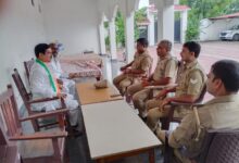 अम्बेडकर प्रतिमा स्थल पर पेपर लीक के विरोध में धरना-प्रदर्शन करते कांग्रेस और समाजवादी पार्टी के कार्यकर्ता।