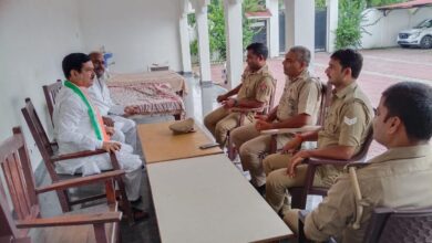 अम्बेडकर प्रतिमा स्थल पर पेपर लीक के विरोध में धरना-प्रदर्शन करते कांग्रेस और समाजवादी पार्टी के कार्यकर्ता।