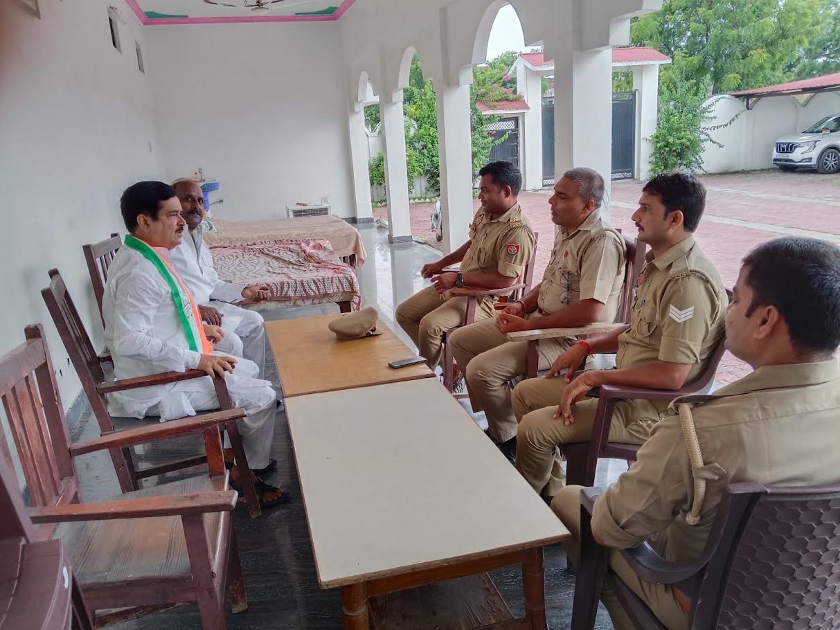 अम्बेडकर प्रतिमा स्थल पर पेपर लीक के विरोध में धरना-प्रदर्शन करते कांग्रेस और समाजवादी पार्टी के कार्यकर्ता।
