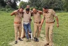 अंबेडकरनगर के जलालपुर में पुलिस मुठभेड़ के बाद गिरफ्तार आरोपी का प्रतीकात्मक दृश्य।
