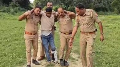अंबेडकरनगर के जलालपुर में पुलिस मुठभेड़ के बाद गिरफ्तार आरोपी का प्रतीकात्मक दृश्य।