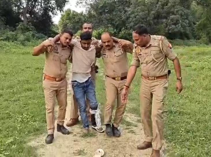 अंबेडकरनगर के जलालपुर में पुलिस मुठभेड़ के बाद गिरफ्तार आरोपी का प्रतीकात्मक दृश्य।