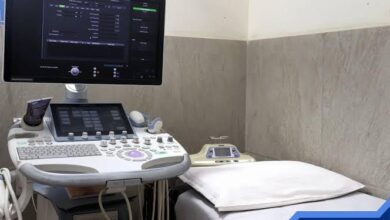 अंबेडकरनगर के रामा मल्टी स्पेशलिटी हॉस्पिटल के अल्ट्रासाउंड सेंटर पर प्रशासनिक कार्रवाई का प्रतीकात्मक दृश्य।