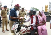 अंबेडकरनगर में सड़क सुरक्षा जागरूकता अभियान के दौरान ऑटो और ई-रिक्शा चालकों की नेत्र जांच करते अधिकारी।