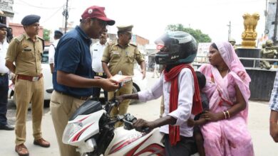 अंबेडकरनगर में सड़क सुरक्षा जागरूकता अभियान के दौरान ऑटो और ई-रिक्शा चालकों की नेत्र जांच करते अधिकारी।