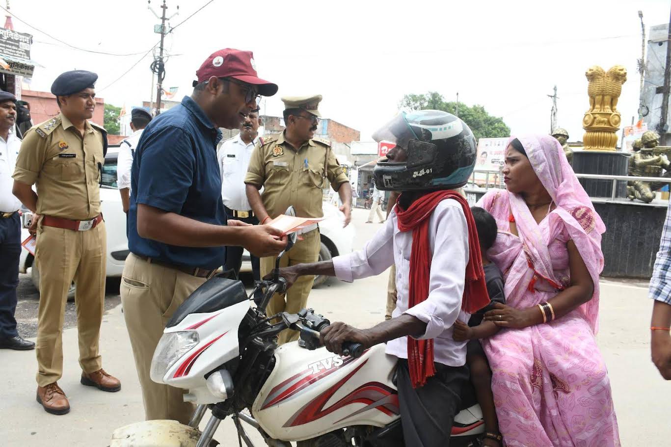 अंबेडकरनगर में सड़क सुरक्षा जागरूकता अभियान के दौरान ऑटो और ई-रिक्शा चालकों की नेत्र जांच करते अधिकारी।