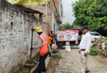 अंबेडकरनगर के अकबरपुर में संचारी रोग नियंत्रण अभियान के दौरान नालियों की सफाई और फॉगिंग करती नगर पालिका की टीम।