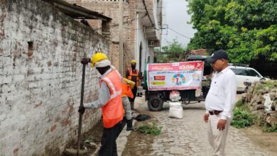 अंबेडकरनगर के अकबरपुर में संचारी रोग नियंत्रण अभियान के दौरान नालियों की सफाई और फॉगिंग करती नगर पालिका की टीम।