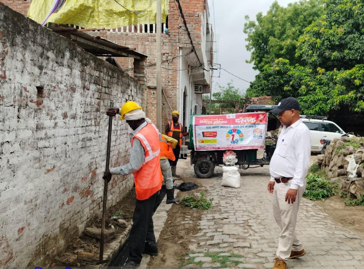 अंबेडकरनगर के अकबरपुर में संचारी रोग नियंत्रण अभियान के दौरान नालियों की सफाई और फॉगिंग करती नगर पालिका की टीम।