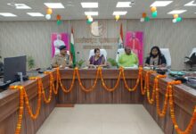 अंबेडकरनगर में स्कूल बसों की फिटनेस और सुरक्षा मानकों की समीक्षा बैठक का दृश्य।