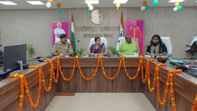 अंबेडकरनगर में स्कूल बसों की फिटनेस और सुरक्षा मानकों की समीक्षा बैठक का दृश्य।