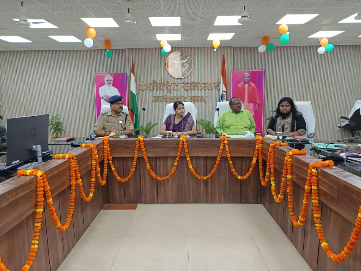 अंबेडकरनगर में स्कूल बसों की फिटनेस और सुरक्षा मानकों की समीक्षा बैठक का दृश्य।