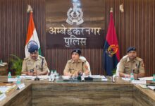 अंबेडकरनगर पुलिस लाइन में आयोजित अपराध समीक्षा बैठक में अधिकारियों को संबोधित करतीं एसपी प्राची सिंह।