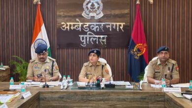अंबेडकरनगर पुलिस लाइन में आयोजित अपराध समीक्षा बैठक में अधिकारियों को संबोधित करतीं एसपी प्राची सिंह।